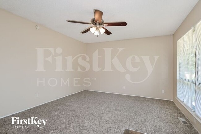 Building Photo - 580 Moule Dr