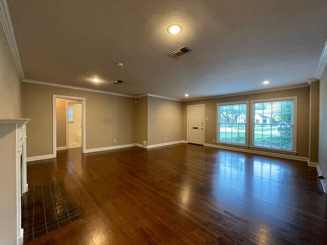 Building Photo - AVAILABLE NOW --3 BEDROOM 2 BATH HOME IN T...