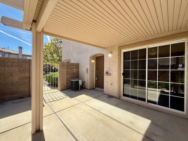 Building Photo - Beautiful 3-bedroom townhome in a desirable gated Green Valley community!