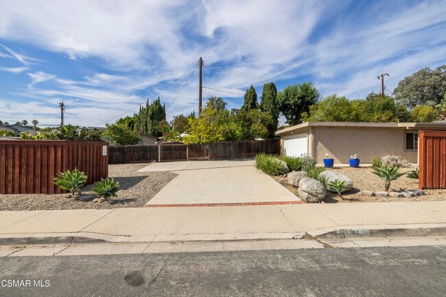 Building Photo - 865 W Hillcrest Dr