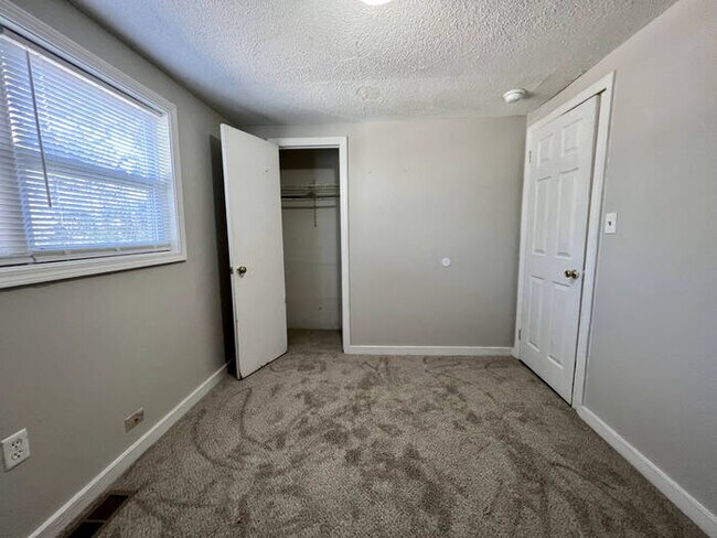 Building Photo - 723 Wren Rd