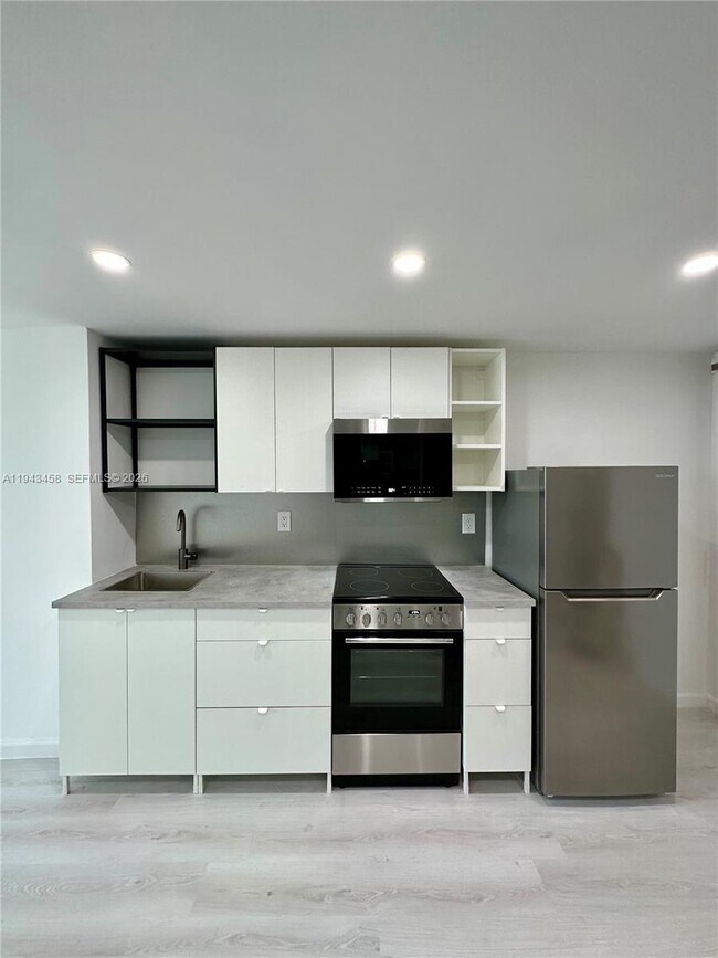 Building Photo - 801 Brickell Bay Dr