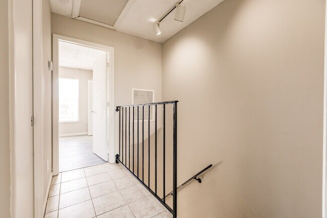 Building Photo - 1123 SW 48th Terrace