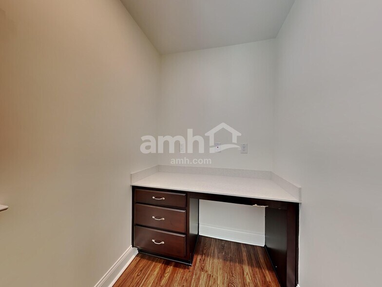 Building Photo - 223 S Live Oak Dr
