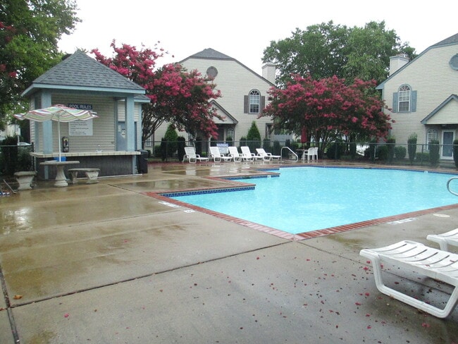 Building Photo - 2 bedroom Condo close to Military Bases and Shore Dr