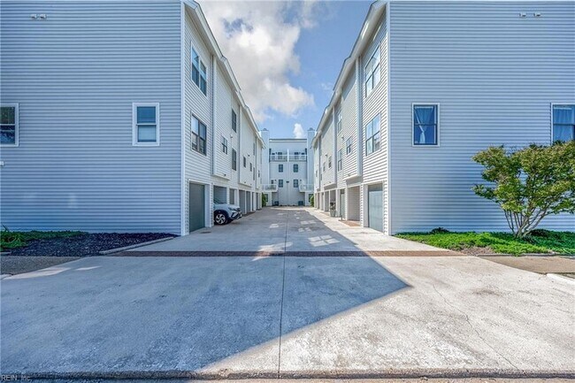 Building Photo - 2304 Bergen Ct