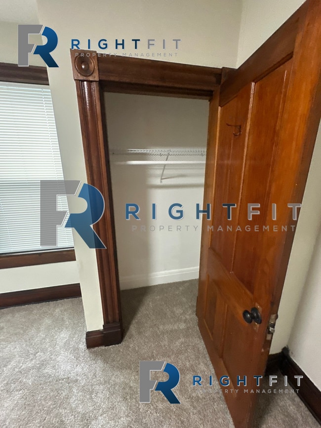 Building Photo - Freshly Renovated Home in Miamisburg