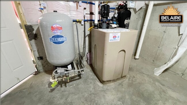 Building Photo - Cozy Country Living