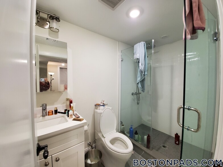 Building Photo - 79 Linden St