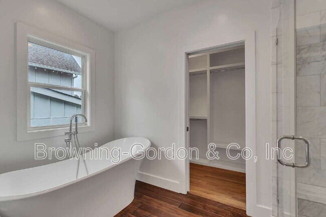 Building Photo - 1137B Kirkland Ave