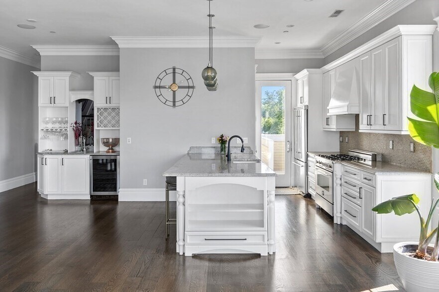 Building Photo - 322 W 4th St