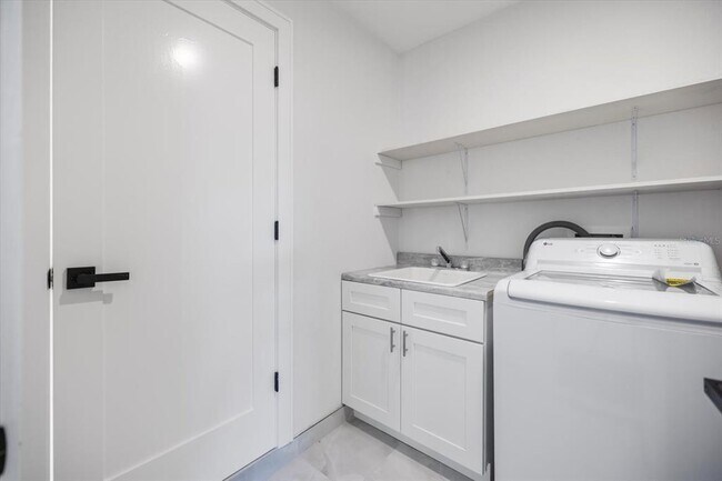 Building Photo - 470 Leger Dr