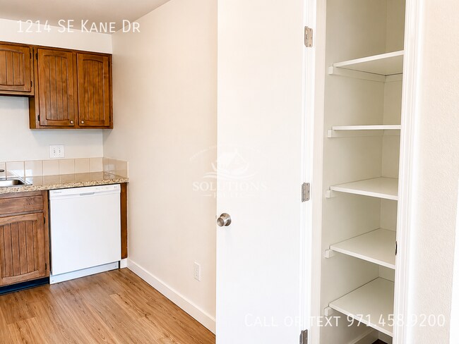 Building Photo - 1214 SE Kane Dr