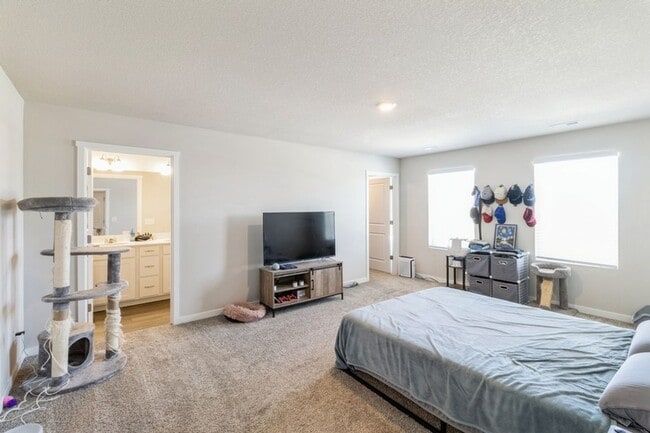 Building Photo - PRIVATE POOL & CLUBHOUSE!! 3 Bedroom, 2.5 Bathroom Townhome in Ankeny!