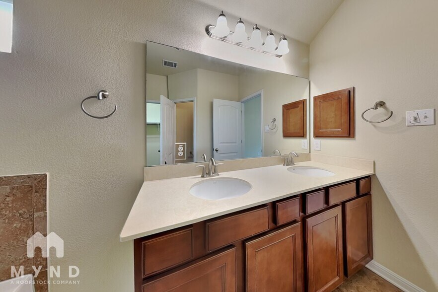 Building Photo - 18401 Rio Chama Ln