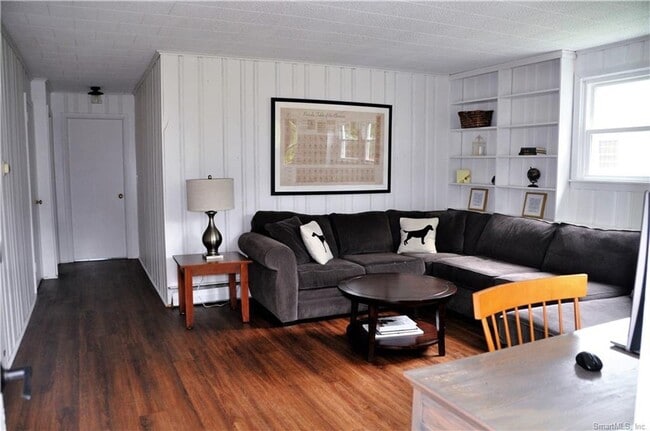 Building Photo - Lovely 3 Bedroom 2 Bathroom Single Family Home In Desirable West Hartford