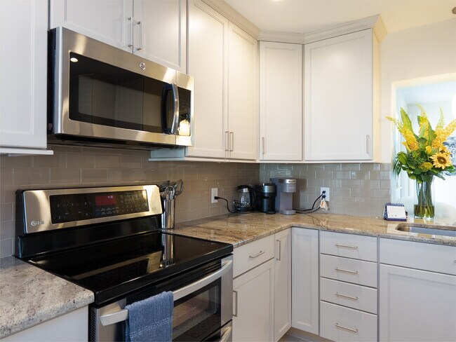 Building Photo - Luxury Seasonal Furnished Rental "Charming...