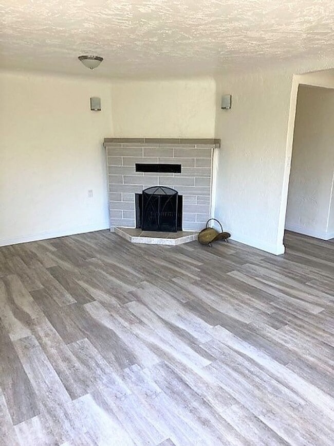 Building Photo - Spacious Home in Shasta Lake City!!