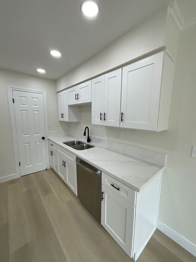 Building Photo - Villa Pacific: Remodeled 2 Bedroom 1.5 Bath Attached Townhouse,