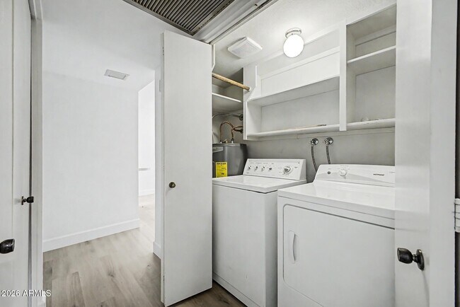 Building Photo - 5207 S Hazelton Ln