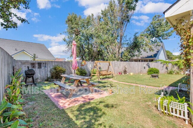 Building Photo - 3918 Red Oak Dr