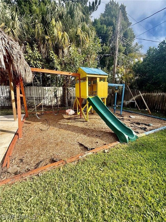 Building Photo - 733 Pine Cone Ln