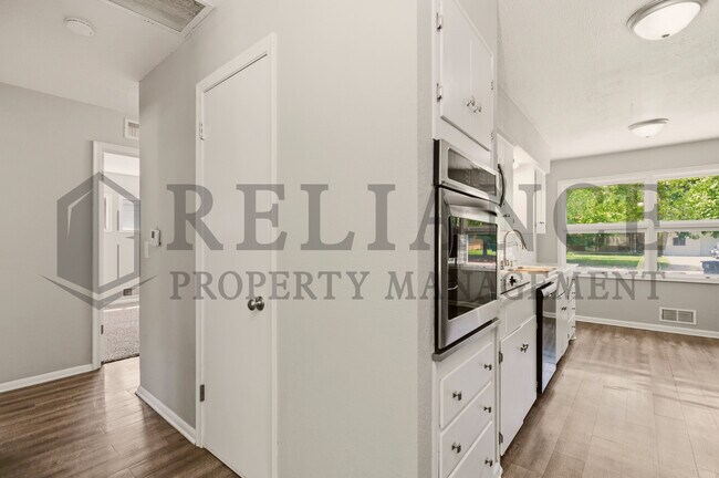 Building Photo - 730 N Chipper Ln