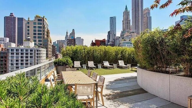 Building Photo - 200 Chambers St