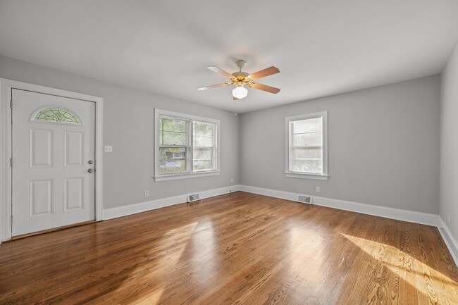 Building Photo - 2405 Jefferson Dr