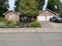 Building Photo - Beautifully updated 2 bedroom 2 bath house!