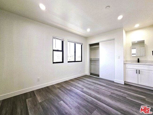 Building Photo - 4112 1/2 Normandie Ave