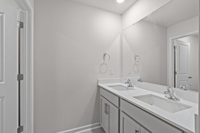 Building Photo - Stunning 5 Bedroom Home with a Fully Fenced In Yard!