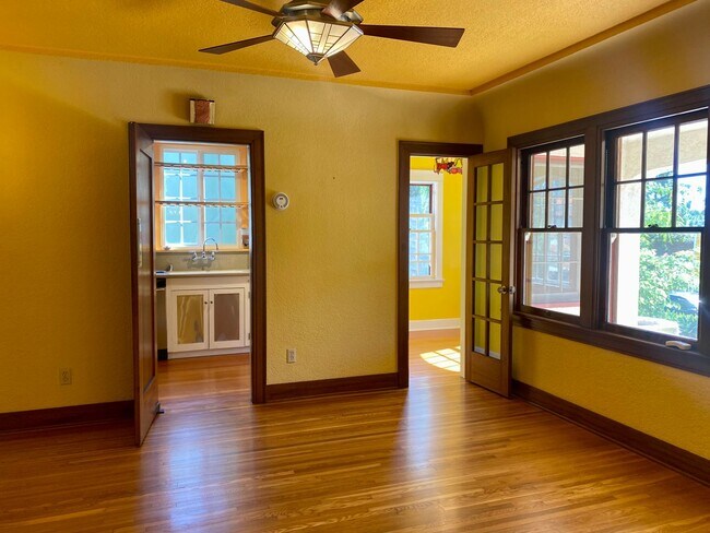 Building Photo - CHARMING! BACKYARD OASIS! REAL HARDWOOD FLOORS! FULL SIZED WASHER/DRYER! OFF OF ADAMS AVE!