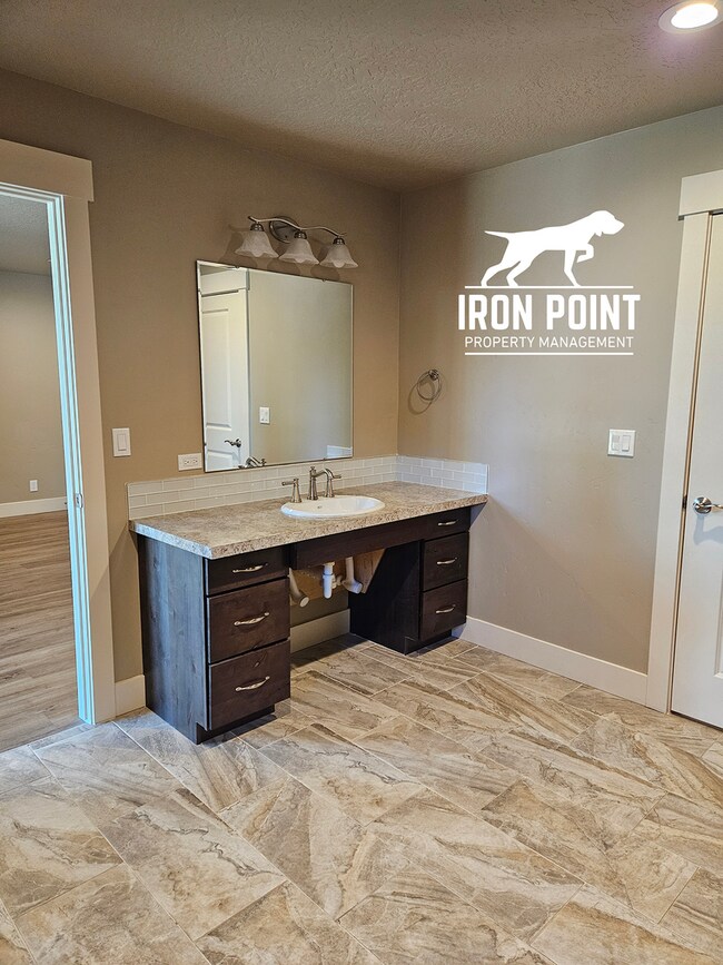 Building Photo - 2bed/1bath w/2 car garage & all appliances included.