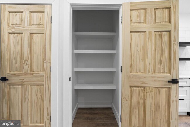 Building Photo - 458 W Earlham Ter