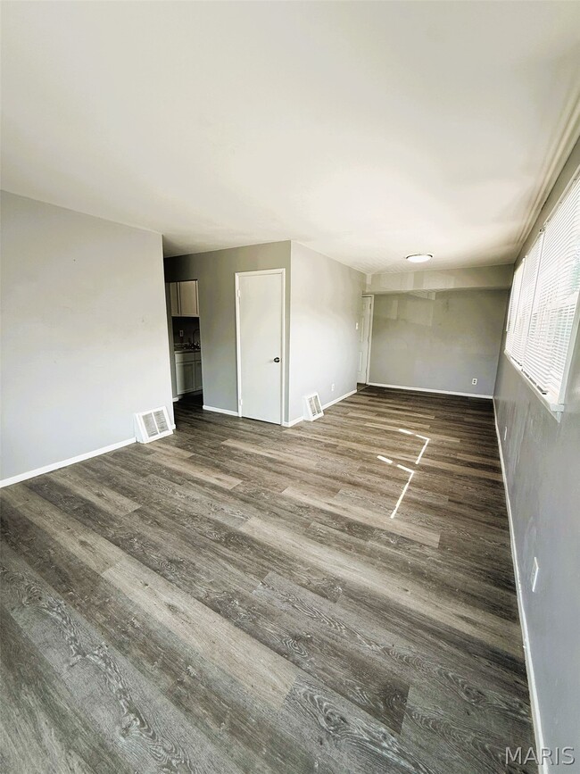 Building Photo - 323 Shepley Dr