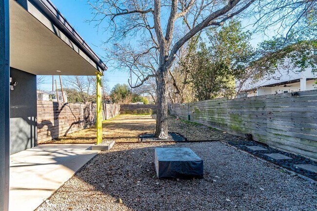 Building Photo - 3305 Garden Villa Ln