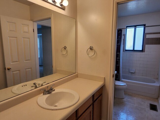 Building Photo - 4 Bd  2.5 Bath Home in West Jordan