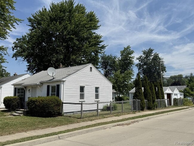 Building Photo - 26604 Groveland St