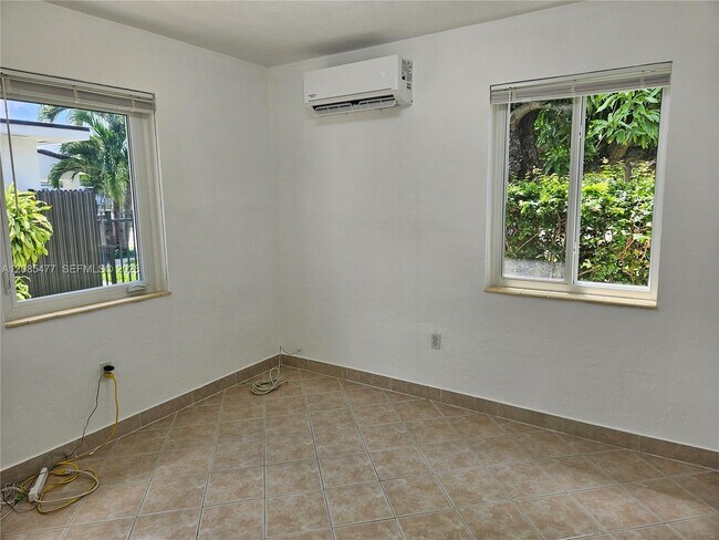 Building Photo - 145 SW 60th Ct
