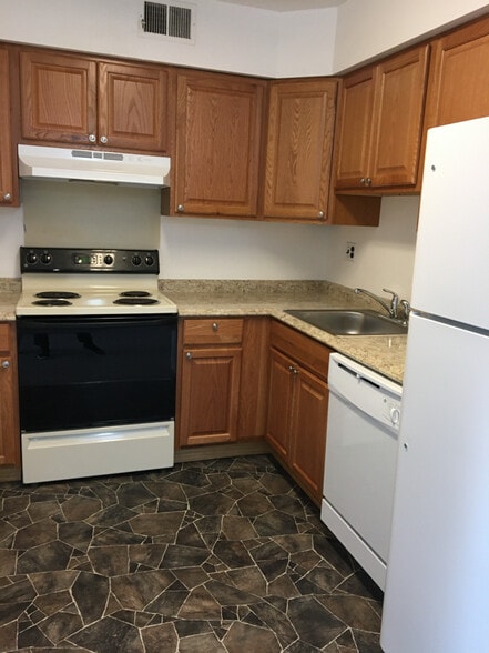 Building Photo - 206 Country Cir