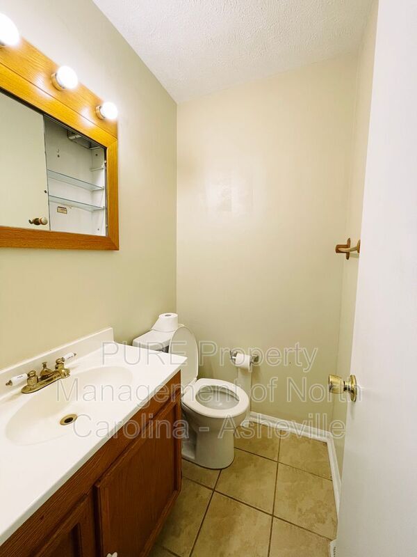 Building Photo - 25 Evelake Dr