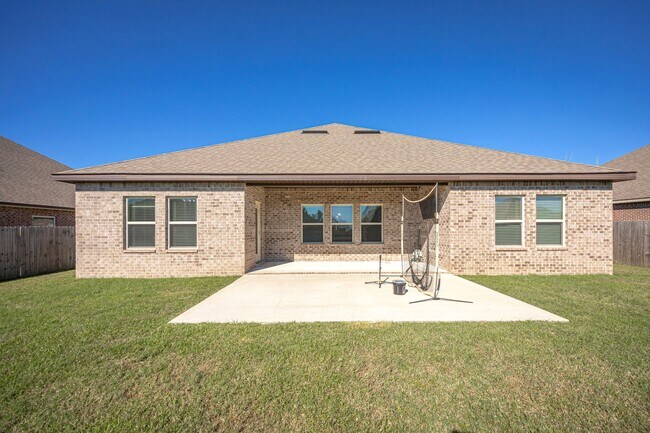Building Photo - Beautiful 4 Bedroom 3 Bath Home!