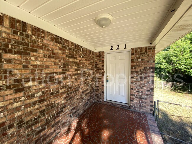 Building Photo - West Columbia Home