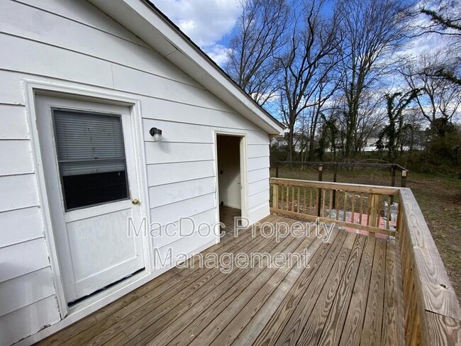 Building Photo - 6037 Rosedale Dr