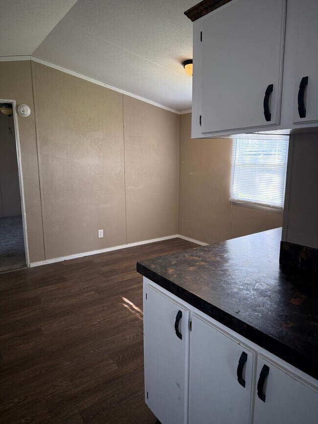 Building Photo - 204 E 1st St