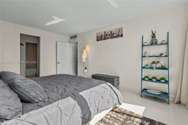 Building Photo - 1345 Lincoln Rd