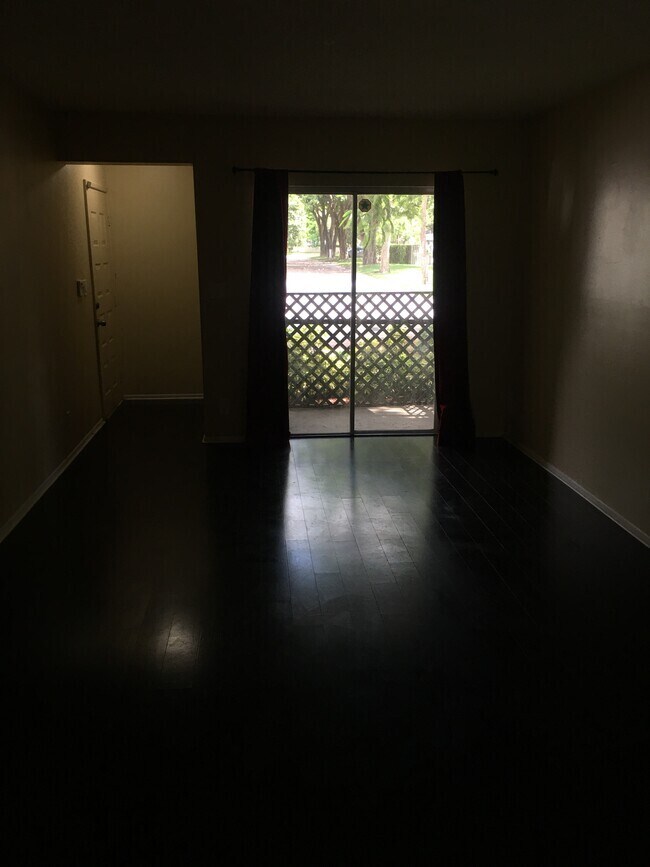 Building Photo - 303 Gardens Dr