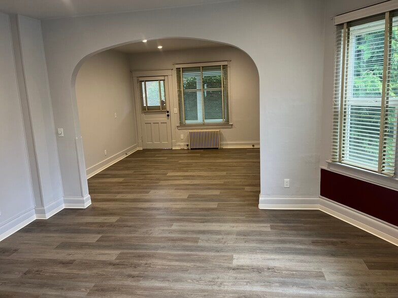 Building Photo - 1502 N Oakes St