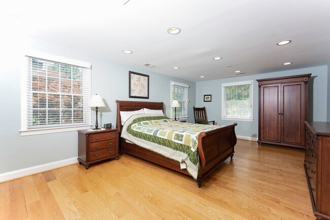 Building Photo - Luxurious Spacious and Bright , Gorgeous P...